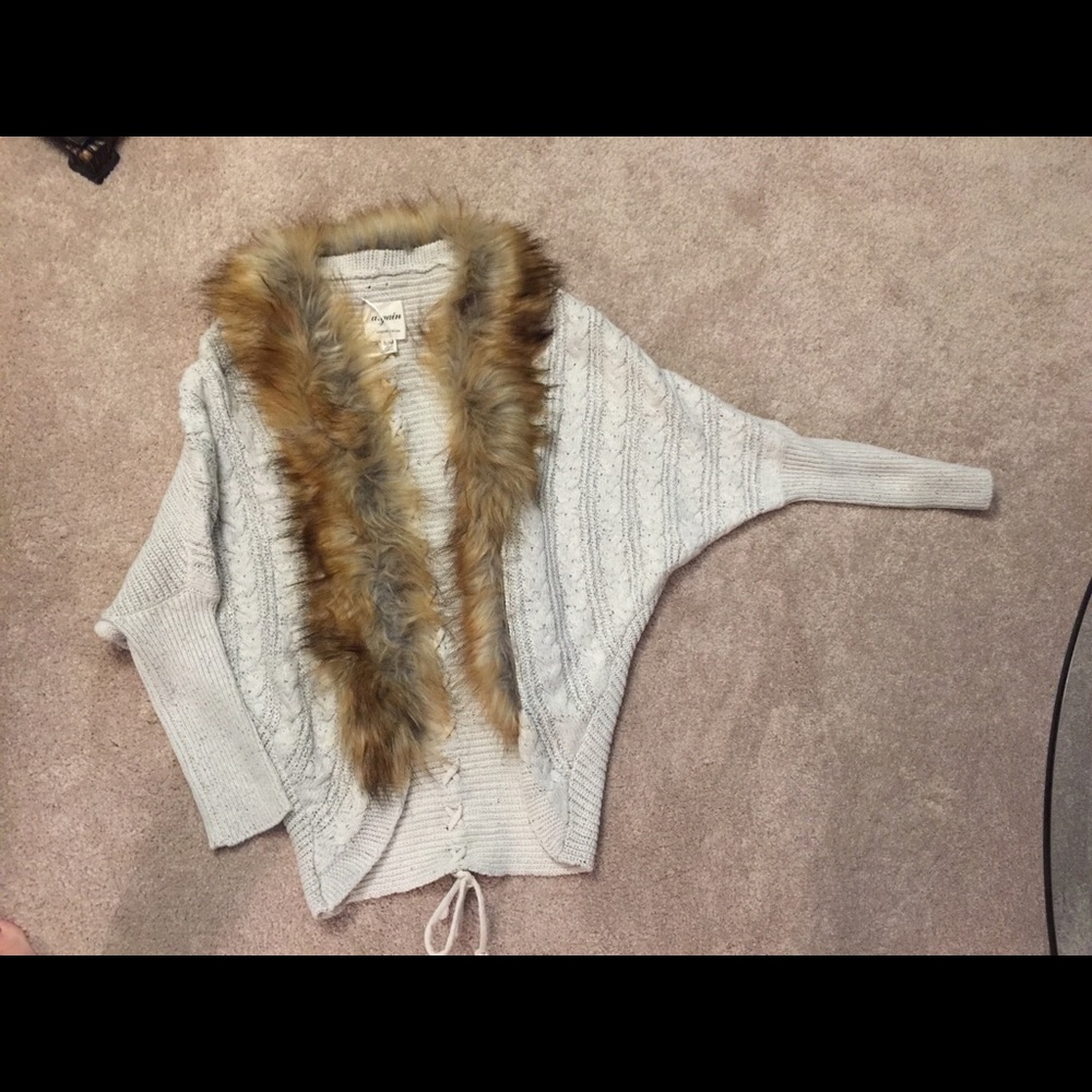 Sweater with faux fur